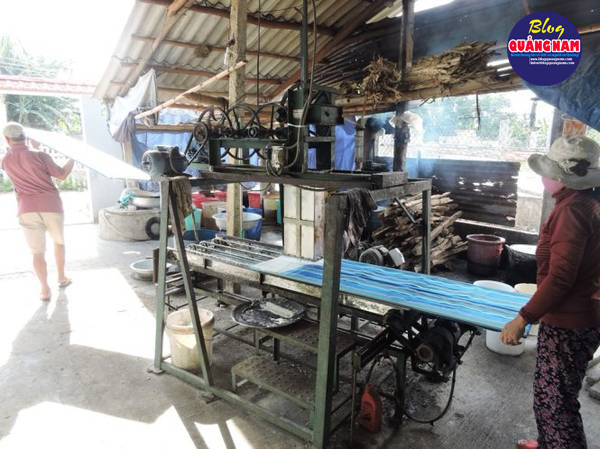 Nhịp nhàng hứng phở mới ra lò - Ảnh: T.LY